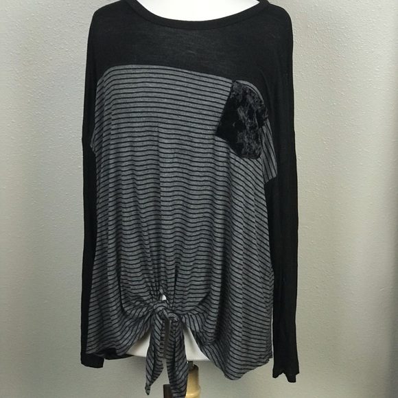 h.i.p. Tops - H.I.P sz 2X tie front top with velvet pocket